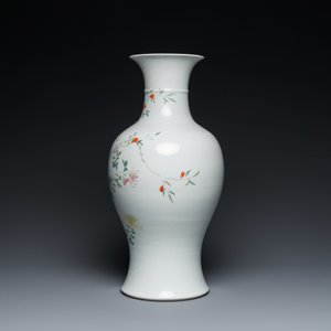 Une jardinière sur support et un vase en porcelaine de Chine famille rose, marque de Hongxian et de Qianlong, République — photo 8