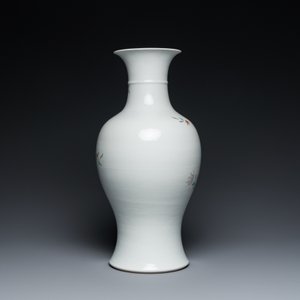 Une jardinière sur support et un vase en porcelaine de Chine famille rose, marque de Hongxian et de Qianlong, République — photo 9