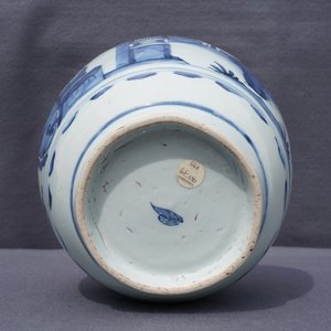 Une jarre en porcelaine de Chine bleu et blanc à décor de personnages, Wanli/Tianqi — photo 11
