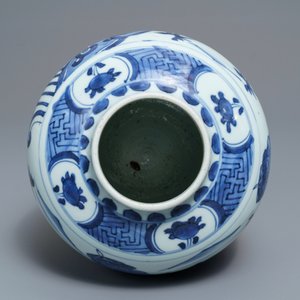 Une jarre en porcelaine de Chine bleu et blanc à décor de personnages, Wanli/Tianqi — photo 5
