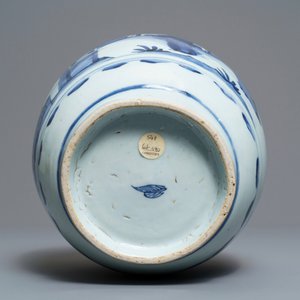 Une jarre en porcelaine de Chine bleu et blanc à décor de personnages, Wanli/Tianqi — photo 6