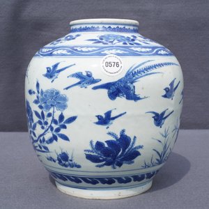 Une jarre en porcelaine de Chine bleu et blanc à décor d'oiseaux parmi fleurs, Wanli — photo 11