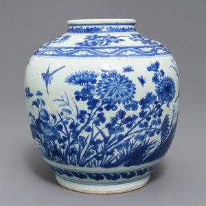Une jarre en porcelaine de Chine bleu et blanc à décor d'oiseaux parmi fleurs, Wanli — photo 2