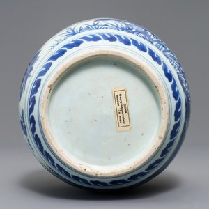 Une jarre en porcelaine de Chine bleu et blanc à décor d'oiseaux parmi fleurs, Wanli — photo 6