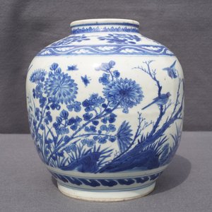 Une jarre en porcelaine de Chine bleu et blanc à décor d'oiseaux parmi fleurs, Wanli — photo 10