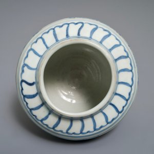 Une jarre en porcelaine de Chine bleu et blanc, Hongzhi — photo 6