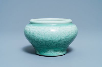 Une jarre en porcelaine de Chine céladon monochrome à décor floral, marque de Chenghua, Qianlong