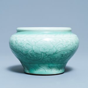 Une jarre en porcelaine de Chine céladon monochrome à décor floral, marque de Chenghua, Qianlong — photo 2