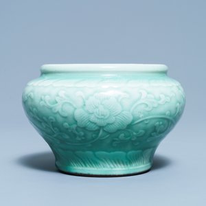 Une jarre en porcelaine de Chine céladon monochrome à décor floral, marque de Chenghua, Qianlong — photo 4