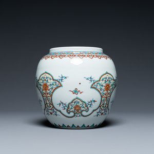 Une jarre en porcelaine de Chine doucai, marque et époque de Yongzheng, République — photo 1