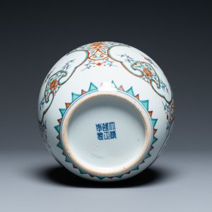 Une jarre en porcelaine de Chine doucai, marque et époque de Yongzheng, République — photo 5