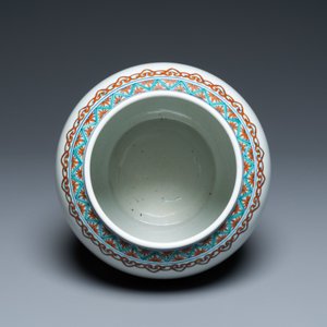Une jarre en porcelaine de Chine doucai, marque et époque de Yongzheng, République — photo 6