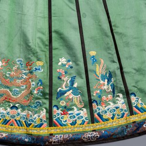Une jupe à décor de dragons et phénix et un portefeuille en soie brodée, Chine, 18/19ème — photo 8