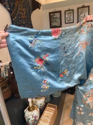 Une jupe et une robe d'été de femme en soie brodée, Chine, 18/19ème — photo 2