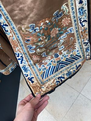 Une jupe et une robe d'été de femme en soie brodée, Chine, 18/19ème — photo 24