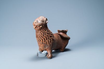 Une lampe à huile ou verseuse en grès incrustée de galets en forme d'un lion, Badajoz, Portugal, 15/16ème