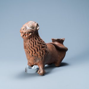 Une lampe à huile ou verseuse en grès incrustée de galets en forme d'un lion, Badajoz, Portugal, 15/16ème — photo 1