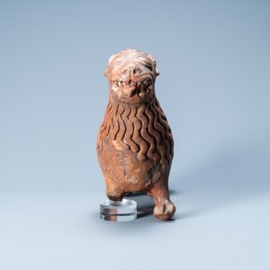 Une lampe à huile ou verseuse en grès incrustée de galets en forme d'un lion, Badajoz, Portugal, 15/16ème — photo 3