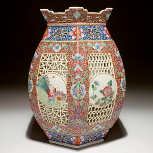 Une lanterne ajourée en porcelaine de Chine, 19/20ème — photo 2