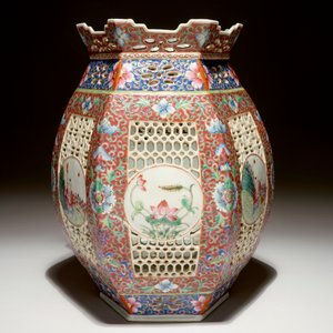 Une lanterne ajourée en porcelaine de Chine, 19/20ème — photo 3