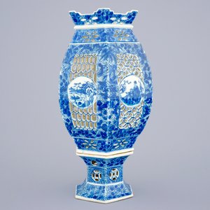 Une lanterne en porcelaine de Chine bleu et blanc sur socle, 19ème — photo 2