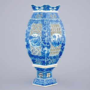 Une lanterne en porcelaine de Chine bleu et blanc sur socle, 19ème — photo 4