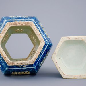 Une lanterne en porcelaine de Chine bleu et blanc sur socle, 19ème — photo 6