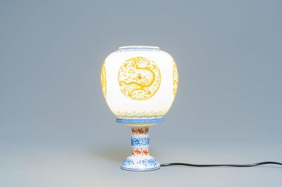 Une lanterne en porcelaine de Chine coquille d'oeuf à décor de dragons, République