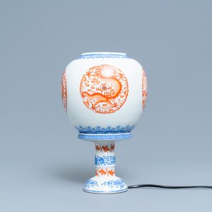 Une lanterne en porcelaine de Chine coquille d'oeuf à décor de dragons, République — photo 2