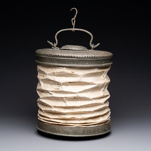 Une lanterne lampion à suspendre en cuivre étamé et papier plié, Qajar, Iran, 19ème — photo 1