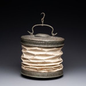 Une lanterne lampion à suspendre en cuivre étamé et papier plié, Qajar, Iran, 19ème — photo 2