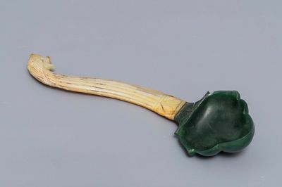 Une louche en jade à deux couleurs, Inde moghol, 18/19ème