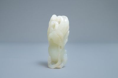 Une 'main de Bouddha' en jade céladon sculpté, Chine, 19ème