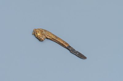 Une manche de couteau en forme de cheval en bronze doré, Sino-Tibet, Ming