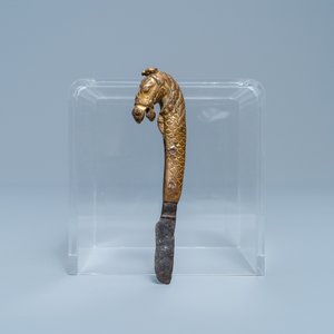 Une manche de couteau en forme de cheval en bronze doré, Sino-Tibet, Ming — photo 2