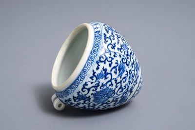 Une mangeoire à oiseaux en porcelaine de Chine bleu et blanc inscrit Xuande, Kangxi