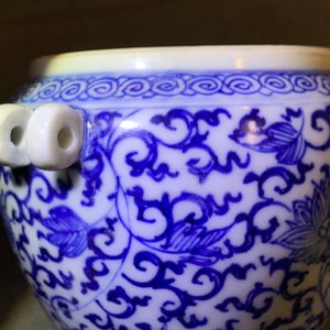 Une mangeoire à oiseaux en porcelaine de Chine bleu et blanc inscrit Xuande, Kangxi — photo 11