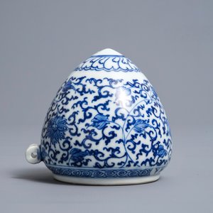 Une mangeoire à oiseaux en porcelaine de Chine bleu et blanc inscrit Xuande, Kangxi — photo 4