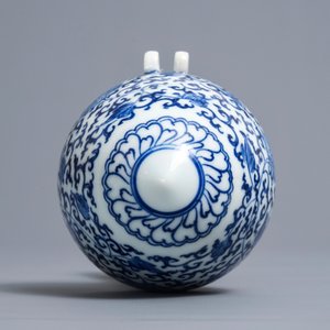 Une mangeoire à oiseaux en porcelaine de Chine bleu et blanc inscrit Xuande, Kangxi — photo 7