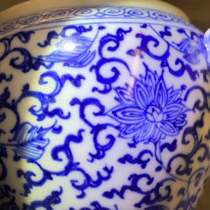 Une mangeoire à oiseaux en porcelaine de Chine bleu et blanc inscrit Xuande, Kangxi — photo 10
