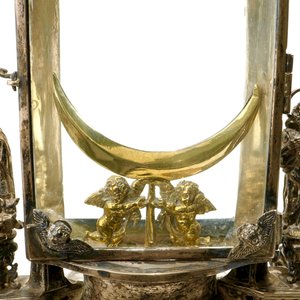 Une monstrance en argent doré incrusté de pierres sémi-précieuses, daté 1614 — photo 12