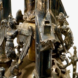 Une monstrance en argent doré incrusté de pierres sémi-précieuses, daté 1614 — photo 13