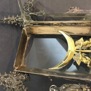 Une monstrance en argent doré incrusté de pierres sémi-précieuses, daté 1614 — photo 27