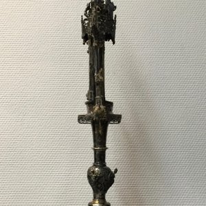Une monstrance en argent doré incrusté de pierres sémi-précieuses, daté 1614 — photo 35