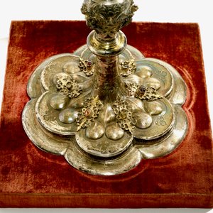 Une monstrance en argent doré incrusté de pierres sémi-précieuses, daté 1614 — photo 9
