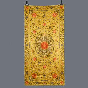 Une nappe d'autel en soie brodée à fond jaune à décor floral, Chine, 18/19ème — photo 1