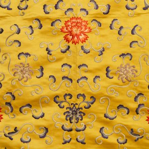 Une nappe d'autel en soie brodée à fond jaune à décor floral, Chine, 18/19ème — photo 6