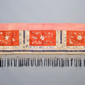 Une nappe d'autel en soie brodée, Chine, 19/20ème — photo 1