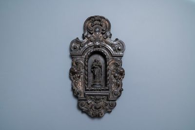 Une niche en bois patiné figurant une Vierge à l’enfant flanquée par têtes d'angelots, 18ème