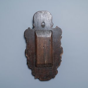 Une niche en bois patiné figurant une Vierge à l’enfant flanquée par têtes d'angelots, 18ème — photo 2